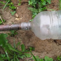 Возьмите полуторалитровую бутылку из жёсткого пластика. Разрежьте её поперёк пополам. Возьмите полуторалитровую бутылку из жёсткого пластика. Разрежьте её поперёк пополам.
