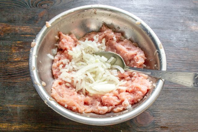 Пропускаем нарезанную свинину и куриное филе через мясорубку, измельчаем небольшую головку репчатого лука и добавляем его в миску к подготовленному смешанному мясному фаршу. Пропускаем нарезанную свинину и куриное филе через мясорубку, измельчаем небольшую головку репчатого лука и добавляем его в миску к подготовленному смешанному мясному фаршу.