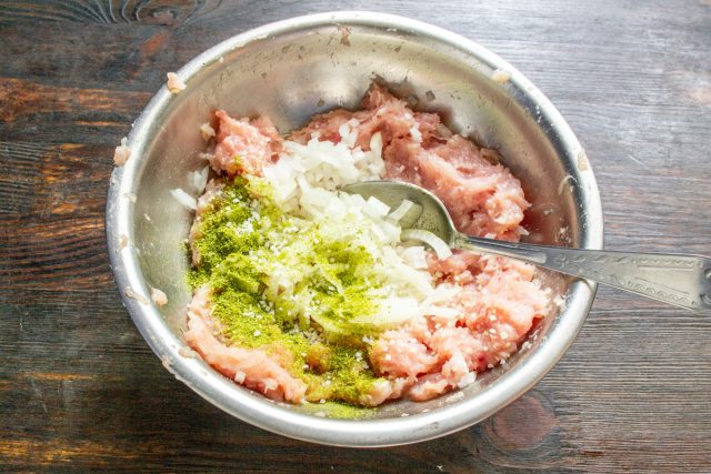 Насыпаем в емкость с измельченным мясом поваренную соль по вкусу и добавляем ароматный сушеный укроп для придания будущим домашним котлетам яркого и аппетитного аромата. Насыпаем в емкость с измельченным мясом поваренную соль по вкусу и добавляем ароматный сушеный укроп для придания будущим домашним котлетам яркого и аппетитного аромата.