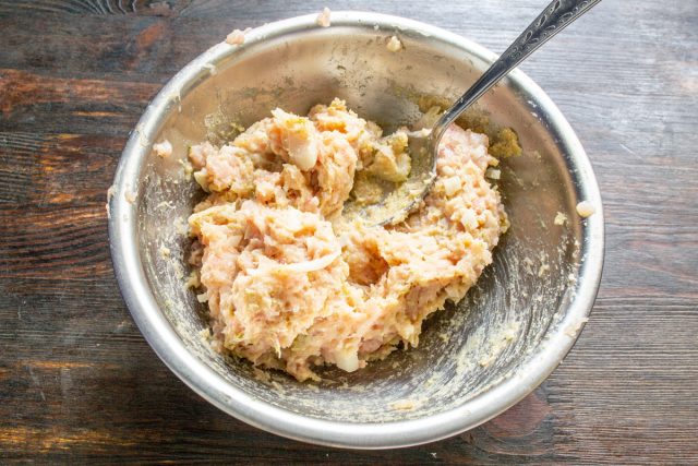 Тщательно вымешиваем мясной фарш руками до получения абсолютно однородной массы и убираем его в холодильник примерно на полчаса, чтобы все специи хорошо смешались с мясом. Тщательно вымешиваем мясной фарш руками до получения абсолютно однородной массы и убираем его в холодильник примерно на полчаса, чтобы все специи хорошо смешались с мясом.