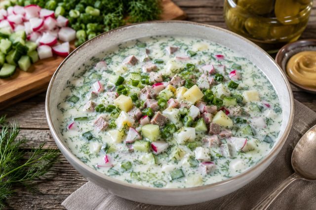 Окрошка на кефире с огуречным рассолом и горчицей