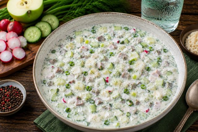 Окрошка на кефире с минералкой, хреном и зелёным яблоком