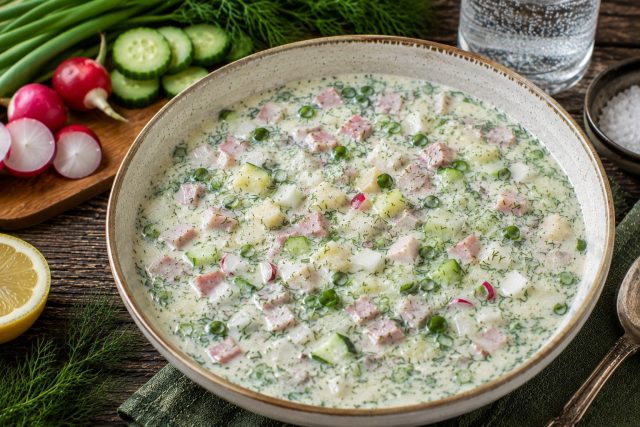 Окрошка на минералке со сметаной, лимоном и желтком