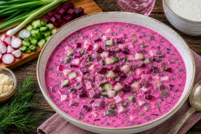 Розовая окрошка на йогурте со свёклой и хреном