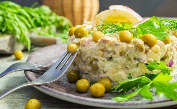 Рыбный салат с картофелем и горошком