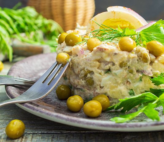 Рыбный салат с картофелем и горошком - Рецепты Рыбный салат с картофелем и горошком