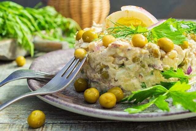Рыбный салат с картофелем и горошком Рыбный салат с картофелем и горошком