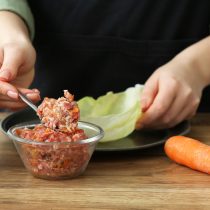 Классическую начинку для голубцов легко сделать летней: к мясу и рису добавляют кабачок, морковь, лук, зелень, грибной порошок или молодые чесночные стрелки. Классическую начинку для голубцов легко сделать летней: к мясу и рису добавляют кабачок, морковь, лук, зелень, грибной порошок или молодые чесночные стрелки.