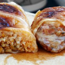 Запечённые голубцы получаются плотнее и насыщеннее по вкусу, чем просто тушёные. Соус пропитывает листья и начинку, а верх слегка подрумянивается. Запечённые голубцы получаются плотнее и насыщеннее по вкусу, чем просто тушёные. Соус пропитывает листья и начинку, а верх слегка подрумянивается.