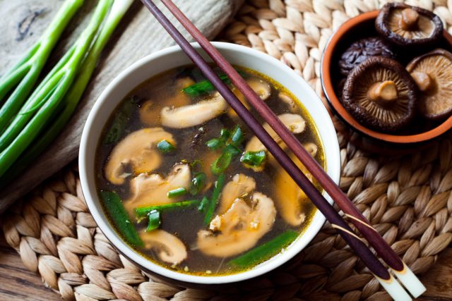 Шиитаке дают глубокий, почти мясной вкус и хорошо подходят для супов, лапши, риса, вока и бульонов. Жёсткие ножки лучше не есть, а использовать для аромата. Шиитаке дают глубокий, почти мясной вкус и хорошо подходят для супов, лапши, риса, вока и бульонов. Жёсткие ножки лучше не есть, а использовать для аромата.