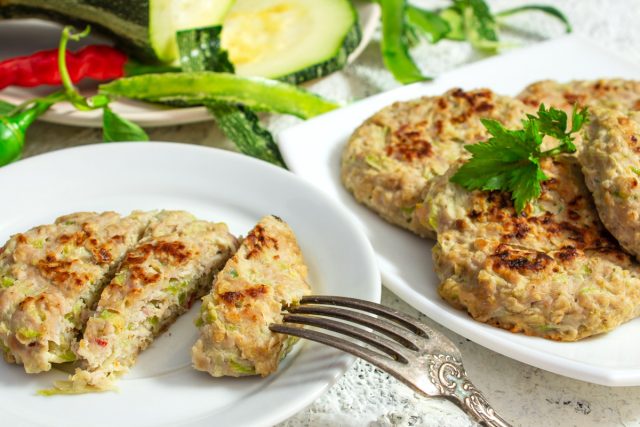 Котлеты из кабачков и фарша Котлеты из кабачков и фарша