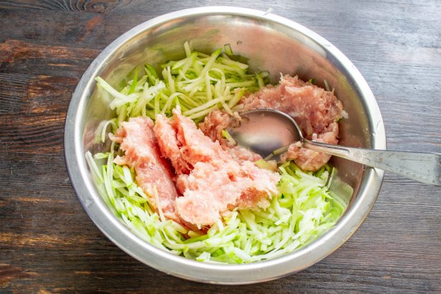 Соединение кабачка с мясным фаршем Мясной фарш добавляется к тертому кабачку в миску