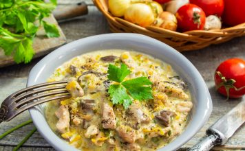 Мясное рагу с грибами и сметаной