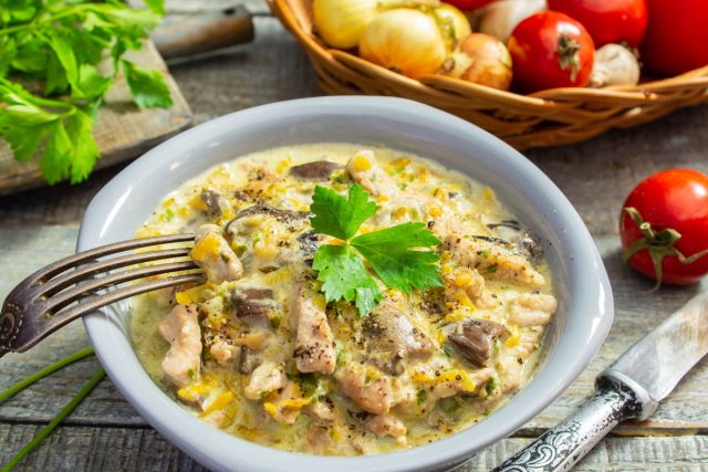 Мясное рагу с грибами и сметаной Мясное рагу с грибами и сметаной