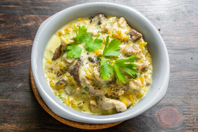 Подача готового мясного рагу на стол Готовое мясное рагу с грибами в глубокой миске