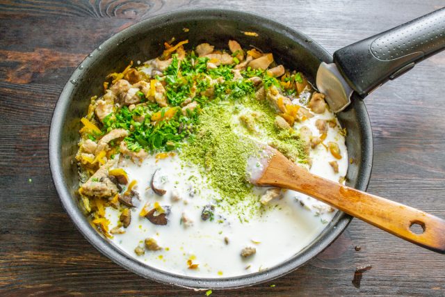 Тушение свинины с лесными грибами Мясное рагу с грибами тушится под крышкой