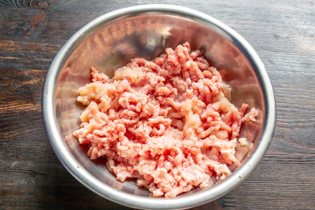 Пропускаем нарезанное мелкими кубиками куриное филе и нежирную свинину через мясорубку с мелкой решеткой, добавляем воду и тщательно вымешиваем фарш руками. Пропускаем нарезанное мелкими кубиками куриное филе и нежирную свинину через мясорубку с мелкой решеткой, добавляем воду и тщательно вымешиваем фарш руками.
