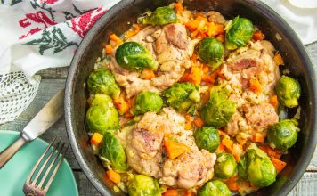 Жареные куриные бедра с брюссельской капустой Жареные куриные бедра с брюссельской капустой