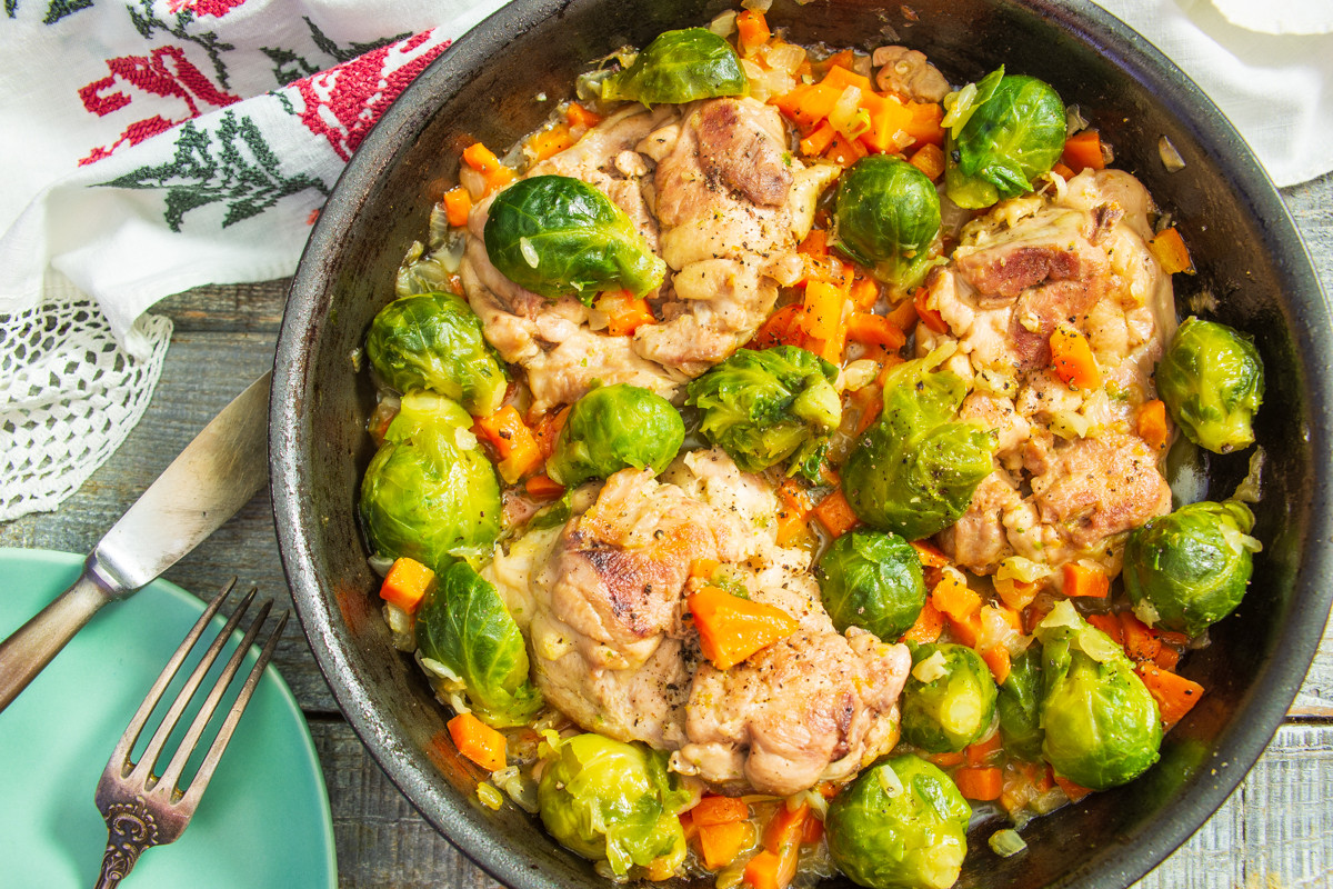 Жареные куриные бедра с брюссельской капустой