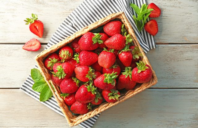Несмотря на сладкий вкус, клубника содержит около 60 мг витамина C на 100 г, а ещё клетчатку, фолаты и антоцианы. Свежую ягоду не стоит ставить в один ряд с вареньем, сиропами и другими сладостями.