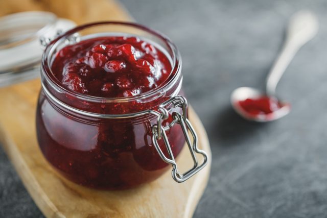 Из протёртой мякоти без косточек готовят варенье, джем, желе и другие домашние заготовки.