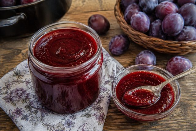 Мягкие и переспелые сливы, которые уже не годятся для красивого варенья, отлично подходят для джема. Плоды уваривают с сахаром, измельчают и доводят до густоты, когда капля уже не растекается.