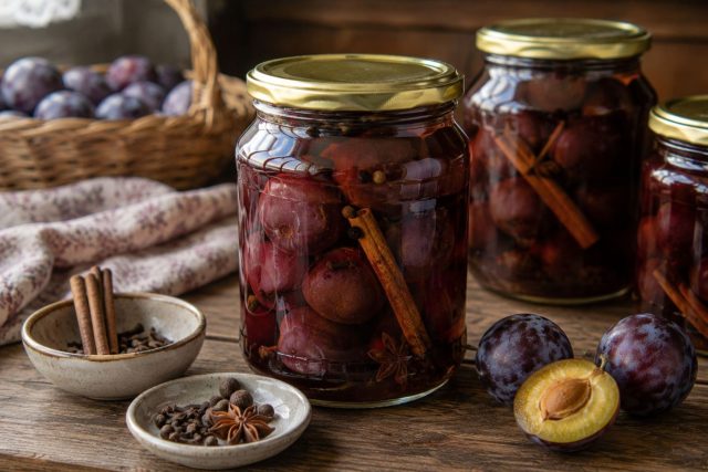 Плотные сливы маринуют целиком с гвоздикой, корицей, перцем и другими пряностями. Через несколько недель они пропитываются маринадом и превращаются в кисло-сладкую закуску к мясу и сырам.