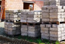 Как привести в порядок почву для посадок после стройки на участке Строительные работы оставляют после себя колеи, уплотнённый грунт, перемешанные слои земли и остатки материалов. До устройства газона, цветника или огорода участок нужно очистить, обследовать и последовательно восстановить.