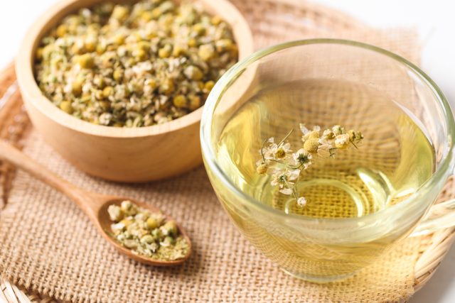 Ромашковый чай может быть приятной частью вечернего ритуала, но убедительных данных, что именно ромашка лечит бессонницу, нет. Ромашковый чай может быть приятной частью вечернего ритуала, но убедительных данных, что именно ромашка лечит бессонницу, нет.
