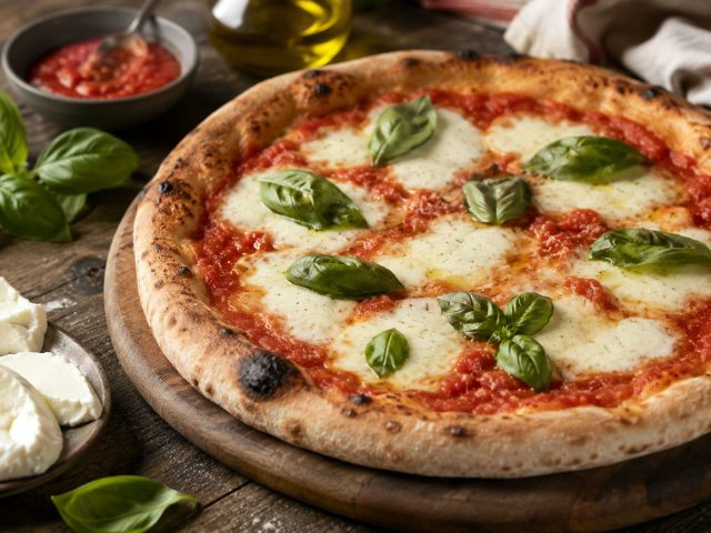Маргарита доказывает, что для отличной пиццы не нужен длинный список продуктов. Томатный соус, нежная моцарелла и свежий базилик раскрываются особенно ярко на тонкой, хорошо подрумяненной основе. Маргарита доказывает, что для отличной пиццы не нужен длинный список продуктов. Томатный соус, нежная моцарелла и свежий базилик раскрываются особенно ярко на тонкой, хорошо подрумяненной основе.