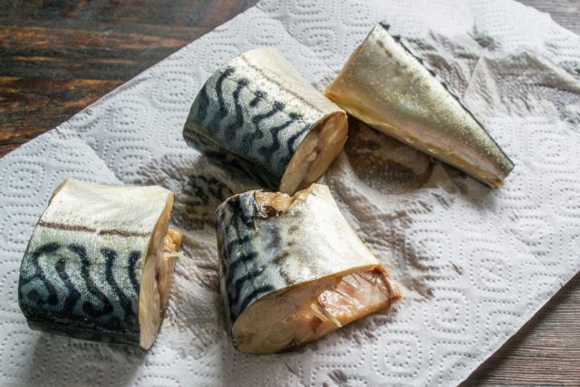 Спустя пять дней аккуратно достаем просоленную скумбрию из рассола, выкладываем на бумажное полотенце и тщательно обсушиваем. По желанию удаляем все кости из кусочков рыбы. Спустя пять дней аккуратно достаем просоленную скумбрию из рассола, выкладываем на бумажное полотенце и тщательно обсушиваем. По желанию удаляем все кости из кусочков рыбы.