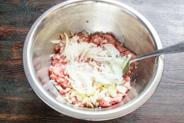 Мелко нарезаем небольшую луковицу аккуратными кубиками или натираем на терке, после чего добавляем измельченный сочный овощ к подготовленному мясному фаршу.