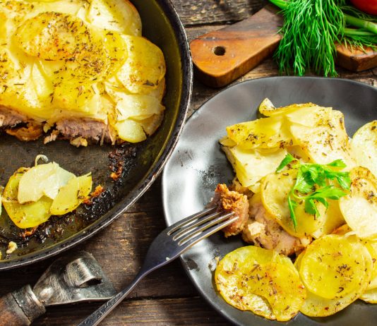 Вкуснейшее запечённое мясо с картошкой в духовке - Рецепты Вкуснейшее запечённое мясо с картошкой в духовке