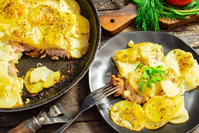 Вкуснейшее запечённое мясо с картошкой в духовке