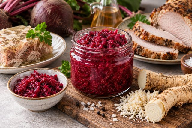 Острая свёкла с хреном — классическая закуска к холодцу, буженине и запечённому мясу. Острая свёкла с хреном — классическая закуска к холодцу, буженине и запечённому мясу.