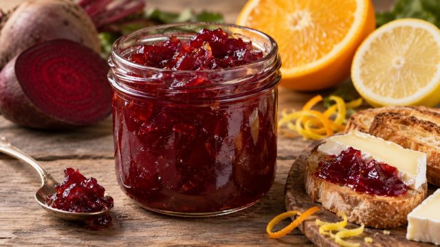 Рубиновое варенье из свёклы с апельсином и лимоном. Лучше всего работает рядом с сыром, а не только с чаем. Рубиновое варенье из свёклы с апельсином и лимоном. Лучше всего работает рядом с сыром, а не только с чаем.
