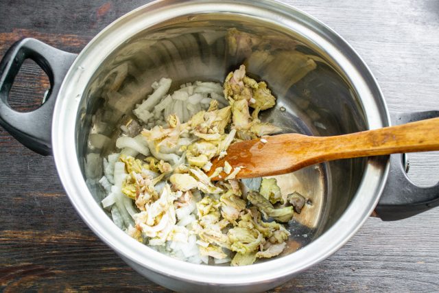 Нарезаем аккуратными кубиками вареное куриное мясо или разрываем его руками на волокна. Выкладываем подготовленную курицу к луку и обжариваем ровно 5 минут. Нарезаем аккуратными кубиками вареное куриное мясо или разрываем его руками на волокна. Выкладываем подготовленную курицу к луку и обжариваем ровно 5 минут.