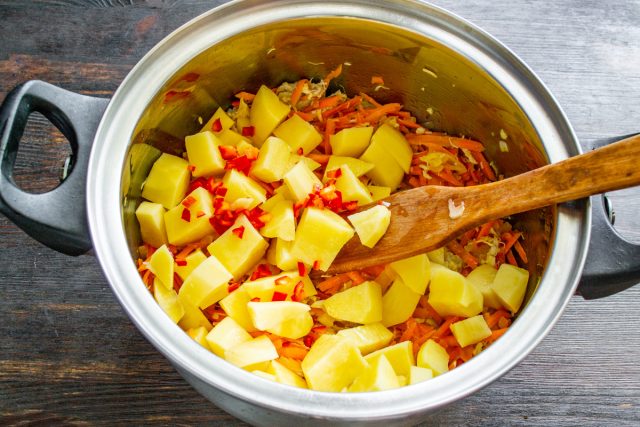 Нарезаем картофель ровными кубиками, очищаем половину стручка чили от семян и мелко шинкуем. Отправляем нарезанный картофель и чили в кастрюлю к овощам. Нарезаем картофель ровными кубиками, очищаем половину стручка чили от семян и мелко шинкуем. Отправляем нарезанный картофель и чили в кастрюлю к овощам.