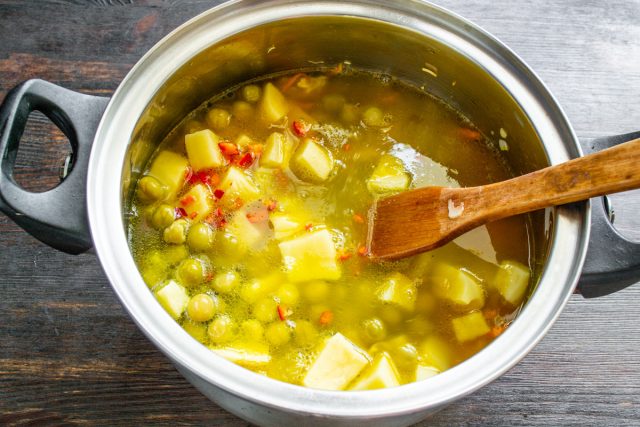 Доводим суп до кипения, добавляем соль по вкусу, накрываем крышкой и варим на тихом огне 10-15 минут до полной мягкости и готовности картофельных кубиков. Доводим суп до кипения, добавляем соль по вкусу, накрываем крышкой и варим на тихом огне 10-15 минут до полной мягкости и готовности картофельных кубиков.