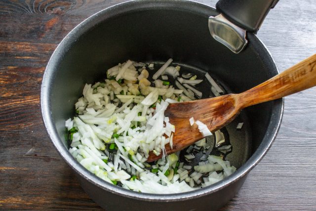 Нарезаем репчатый лук аккуратными мелкими кубиками, высыпаем его в кастрюлю к чесноку со стрелками и обжариваем все вместе около пяти минут до мягкости. Нарезаем репчатый лук аккуратными мелкими кубиками, высыпаем его в кастрюлю к чесноку со стрелками и обжариваем все вместе около пяти минут до мягкости.