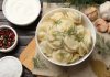 10 соусов, с которыми пельмени станут ещё вкуснее - Цветник и ландшафт К пельменям подходят не только сметанные соусы: сливочную основу можно чередовать с острыми, кислыми и азиатскими заправками, меняя вкус одной и той же порции. Фото: Adobe Stock /