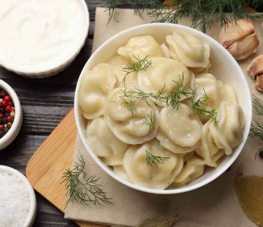 10 соусов, с которыми пельмени станут ещё вкуснее - Рецепты К пельменям подходят не только сметанные соусы: сливочную основу можно чередовать с острыми, кислыми и азиатскими заправками, меняя вкус одной и той же порции. Фото: Adobe Stock /