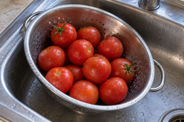 У «Саньки» простой кисло-сладкий вкус, зато первые плоды я собираю уже в июле. Некрупные помидоры удобно солить целиком, а основной урожай кусты успевают отдать до позднелетней вспышки фитофтороза. У «Саньки» простой кисло-сладкий вкус, зато первые плоды я собираю уже в июле. Некрупные помидоры удобно солить целиком, а основной урожай кусты успевают отдать до позднелетней вспышки фитофтороза.