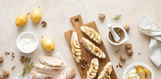 7 горячих бутербродов для вкусного завтрака: не только сыр и колбаса В горячих бутербродах важен баланс: хлеб должен остаться хрустящим, влажная начинка — не размочить мякиш, а сыр — успеть прогреться и расплавиться.