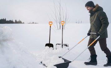 Выбираем лопату, скрепер или волокушу: как убрать снег и не сорвать спину
