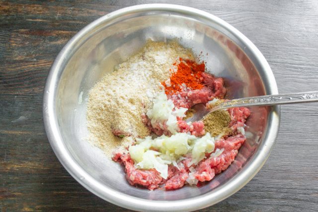 Добавляем в мясную массу панировочные сухари, со Добавляем в мясную массу панировочные сухари, солим по вкусу, высыпаем ароматную молотую сладкую паприку и специальную приправу для котлет для яркого пряного вкуса.