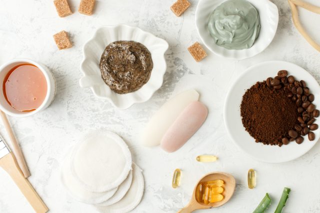 Продукты с кухни кажутся понятнее готовой косметики, но на коже их действие зависит от концентрации, времени контакта и состояния самой кожи. Фото: Adobe Stock / misskaterina Продукты с кухни кажутся понятнее готовой косметики, но на коже их действие зависит от концентрации, времени контакта и состояния самой кожи. Фото: Adobe Stock / misskaterina