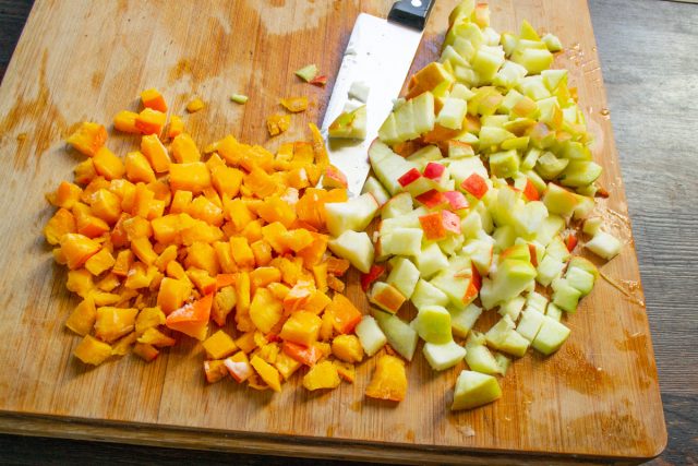 Нарезаем спелую мускатную тыкву и кисло-сладкие яблоки аккуратными небольшими кубиками, предварительно срезая слишком грубую кожуру для нежности выпечки. Нарезаем спелую мускатную тыкву и кисло-сладкие яблоки аккуратными небольшими кубиками, предварительно срезая слишком грубую кожуру для нежности выпечки.
