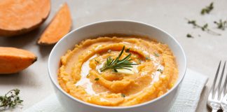 Овощные пюре не обязаны повторять картофельное: у корнеплодов, капусты, тыквы и бобовых своя плотность, цвет и характер вкуса на тарелке. Фото: Adobe Stock /