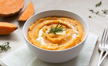 Овощные пюре не обязаны повторять картофельное: у корнеплодов, капусты, тыквы и бобовых своя плотность, цвет и характер вкуса на тарелке. Фото: Adobe Stock /